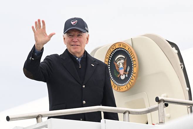 조 바이든 미국 대통령이 27일(현지 시각) 매사추세츠주 낸터킷 공항에서 워싱턴DC로 돌아가기 위해 전용기인 에어포스원에 탑승하고 있는 모습. /AFP 연합뉴스