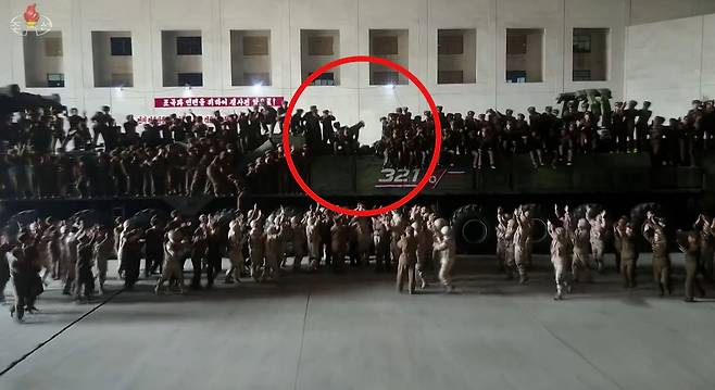 북한 조선중앙TV가 지난 19일 김정은 국무위원장이 화성-17형 시험 발사를 현지에서 지도했다며 보도한 영상에서 이동식발사차량(TEL) 위에 수십 명의 기념 촬영하던 북한 군인들 여러 명이 추락한 아찔한 사고가 났다. /조선중앙TV 연합뉴스