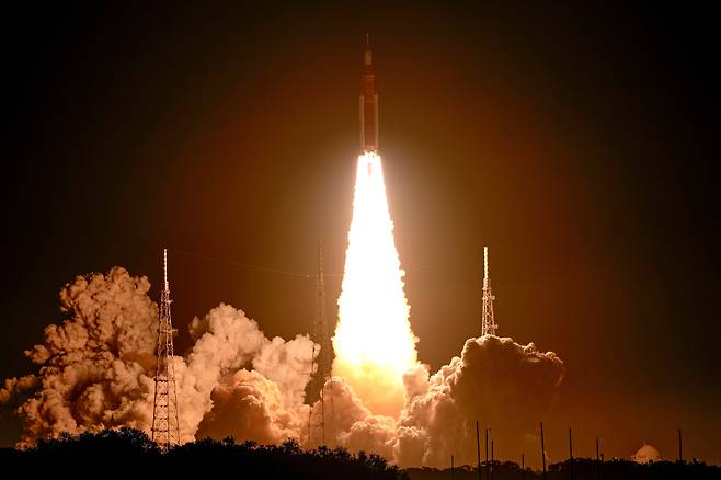 16일(현지 시각) 미국 플로리다주 케이프커내버럴 케네디우주센터 39B 발사장에서 미국항공우주국(NASA)의 무인 달 탐사 프로그램 '아르테미스Ⅰ'의 로켓이 발사되고 있다. /연합뉴스