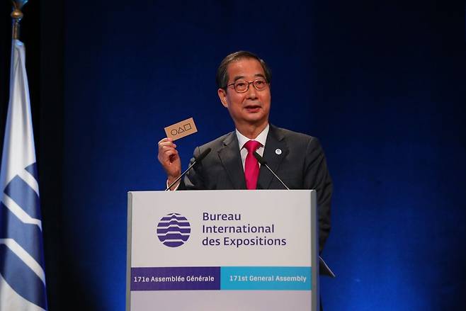 한덕수 국무총리가 29일 프랑스 파리에서 열린 '제171차 국제박람회기구(BIE) 총회'에 참석해 2030 부산 세계박람회 유치를 위한 경쟁 프레젠테이션에 나서고 있다. /총리실 제공