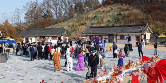 서천군이 관광객들을 대상으로 열린 '로컬메이드 한산, 웰컴 투 모시월드' 행사를 개최했다. 사진=서천군 제공