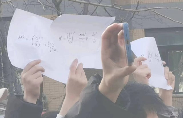 중국 칭화대 학생들이 27일 ‘프리드만 방정식’이 적힌 종이를 들고 코로나19 봉쇄 해제와 자유를 요구하는 시위를 벌이고 있다. 트위터 캡처