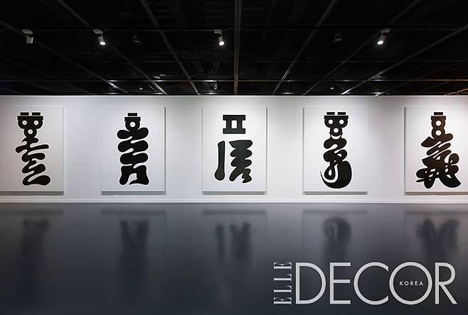 〈날개, 파티〉전에 전시된 안상수의 문자도 ‘홀려라’ 시리즈.