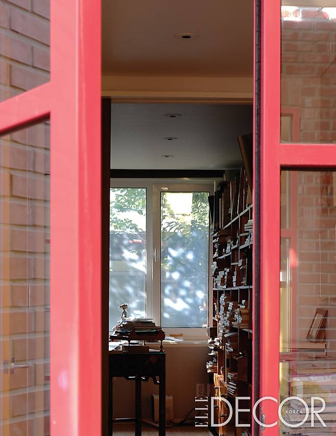 나무 그림자가 일렁이는 서재. 선 룸을 기준으로 2층의 오른쪽 부분은 안방과 침실, 서재 등의 프라이빗한 공간이다.