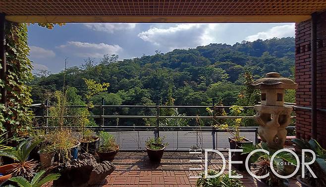 건축가의 집이자 건축사무소인 이곳의 정체성을 보여주는 비계로 만든 난간.