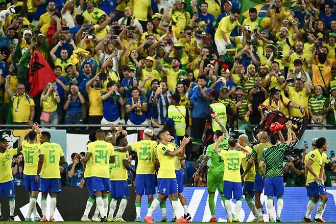 이정도 쯤이야 뭐.. 승리를 기뻐하는 브라질 국민들 (연합뉴스)