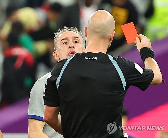 레드카드 받는 벤투 감독. 연합뉴스