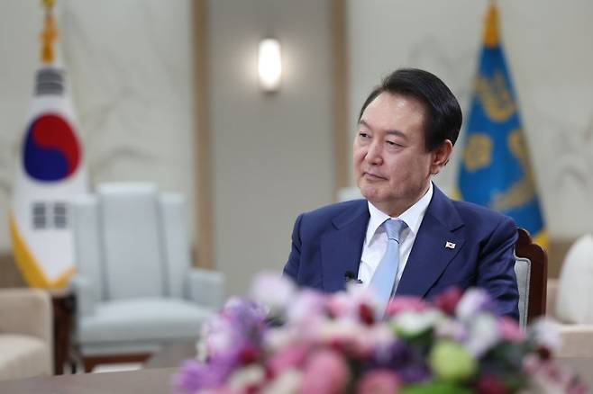 (서울=뉴스1) 오대일 기자 = 윤석열 대통령이 28일 용산 대통령실에서 로이터 통신과 인터뷰를 하고 있다. (대통령실 제공) 2022.11.29/뉴스1 /사진=뉴스1화상