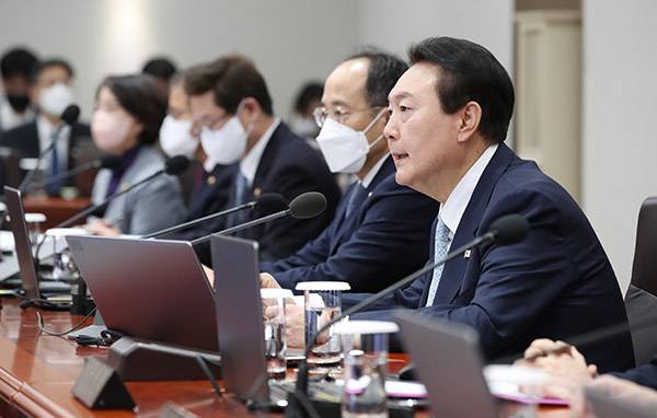윤석열 대통령이 화물연대 집단운송거부 사태 관련 업무개시명령을 심의하기 위해 29일 서울 용산 대통령실 청사에서 열린 국무회의에 참석, 발언하고 있다. (사진=저작권자(c) 연합뉴스, 무단 전재-재배포 금지)