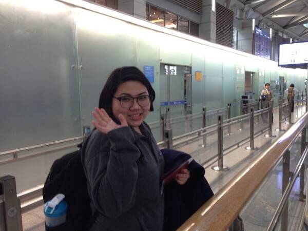 2017년 큰딸 안나가 유학중이던 미국으로 떠나는 인천공항에서 탑승하러 가고 있다. 아빠 김호웅씨가 찍은 마지막 사진이다. 김호웅씨 제공