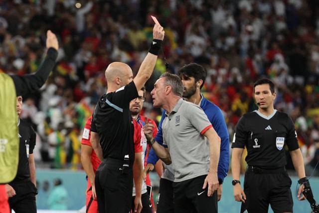 파울루 벤투(오른쪽) 한국 축구대표팀 감독이 28일 카타르 알라얀 에듀케이션 시티 스타디움에서 열린 2022 카타르 월드컵 조별리그 H조 2차전 가나와의 경기를 마친 뒤 퇴장을 당하고 있다. 알라얀=뉴스1