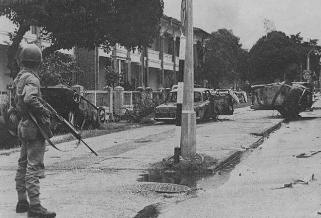 1969년 5월 13일 한 말레이시아 군인이 수도 쿠알라룸푸르에서 일어난 폭동 현장을 바라보고 있다. 스트레이츠타임스 캡처
