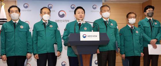 원희룡 국토부 장관이 29일 정부서울청사 브리핑실에서 추경호 부총리 겸 기재부 장관과 한동훈 법무부 장관, 이상민 행안부 장관, 이창양 산업통상자원부 장관, 이정식 고용노동부 장관, 조승환 해양수산부 장관, 방문규 국무조정실장, 윤희근 경찰청장 등이 배석한 가운데 열린 '화물연대 집단운송거부' 관련 관계부처 합동 브리핑에서 정부입장을 발표하고 있다. 연합뉴스