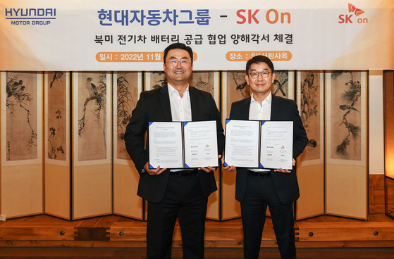 현대차그룹과 SK온은 29일 서울 종로구에 위치한 SK그룹 본사에서 현대차그룹 기획조정실 미래성장기획실장?EV사업부장 김흥수 부사장, SK온 최영찬 경영지원총괄 등이 참석해 북미 전기차 배터리 공급 협력을 위한 업무협약(MOU)을 체결했다. 현대차그룹 제공