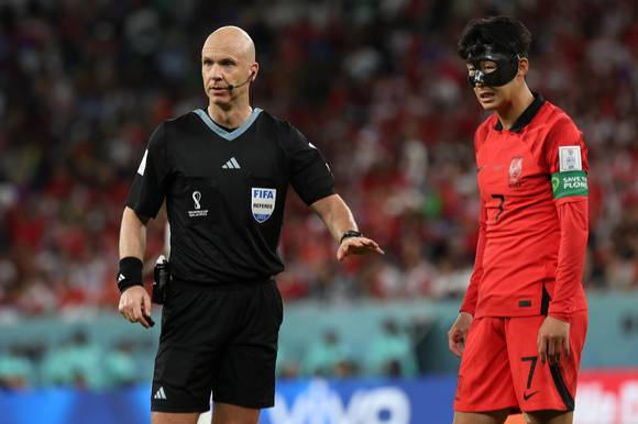 지난 28일(현지시간) 카타르 알라이얀 에듀케이션 시티 스타디움에서 열린 2022 카타르 월드컵 H조 2차전 대한민국과 가나의 경기, 앤서니 테일러 주심이 손흥민의 킥을 잠시 중단시키고 있다. [사진=뉴시스]