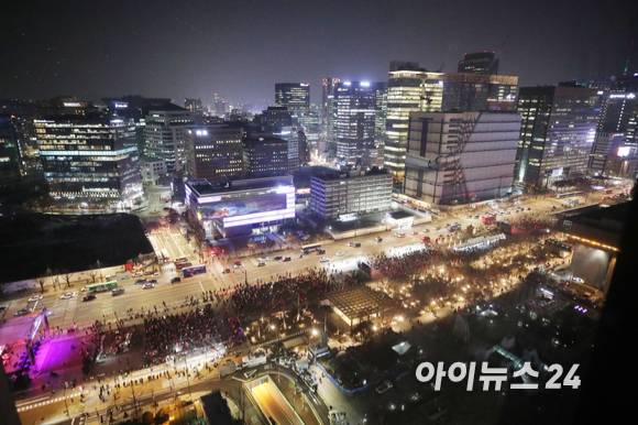 2022 카타르월드컵에 대해 이통3사(SKT, KT, LGU+)가 각기 다른 전략으로 관심을 모으고 있다. 사진은 2022 카타르월드컵 H조 조별리그 대한민국과 우루과이의 경기가 열린 지난 24일 오후 서울 종로구 광화문 광장 모습. [사진=김성진 기자]