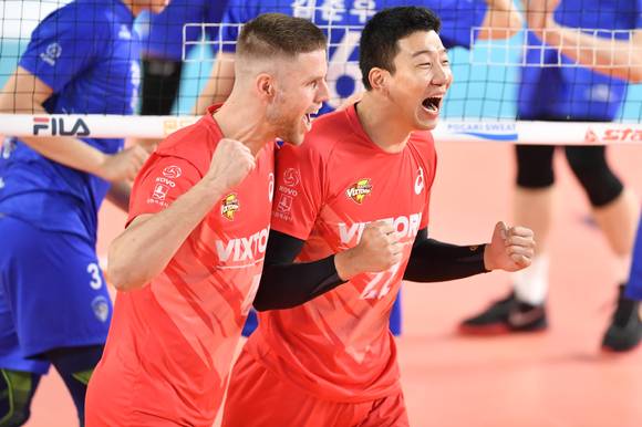 한국전력 타이스(왼쪽)와 신영석. [사진=한국배구연맹(KOVO)]