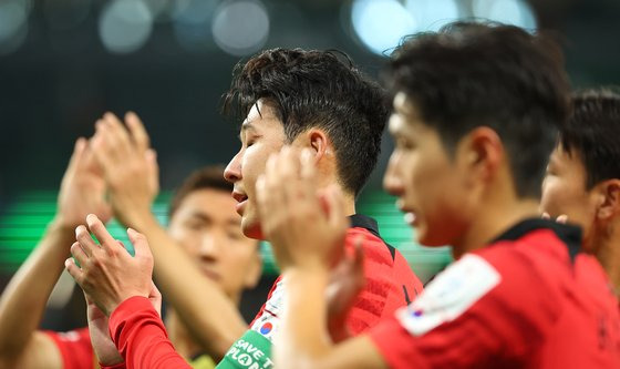 가나전이 끝난 뒤 관중들에게 인사하는 한국 축구 대표팀. 연합뉴스