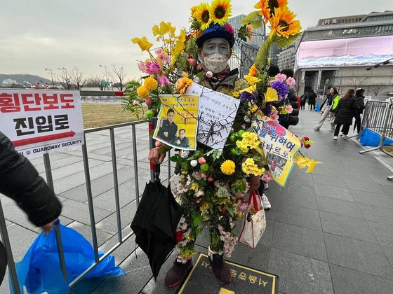 28일 서울 광화문광장에 거리응원을 하기 위해 나온 이동학씨가 자세를 취하고 있다. 김남영 기자