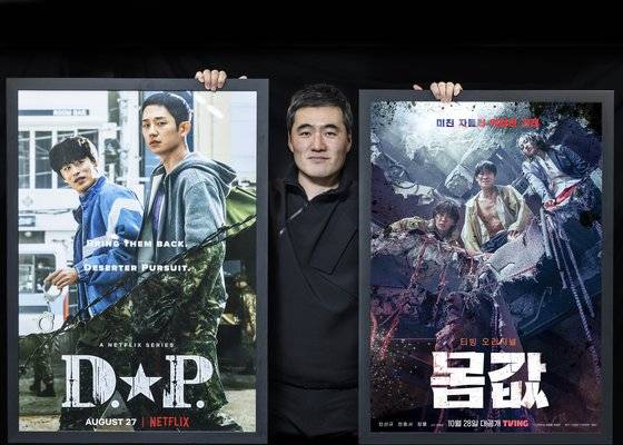 클라이맥스 스튜디오 변승민 대표가 서울 강남구 논현동 사옥에서 제작 작품 'D.P.' '몸값' 포스터를 들어보이고 있다. 권혁재 사진전문기자