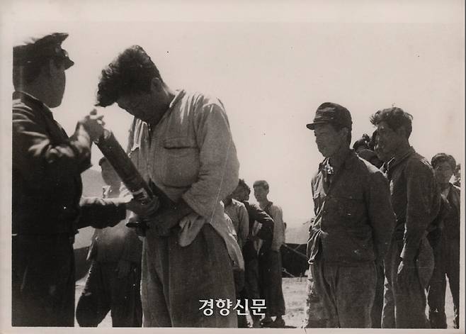 1948년 6월 수용자들에게 미군정에 의해 지급된 소독약(DDT)을 뿌리고 있다. 제주4·3평화재단 제공