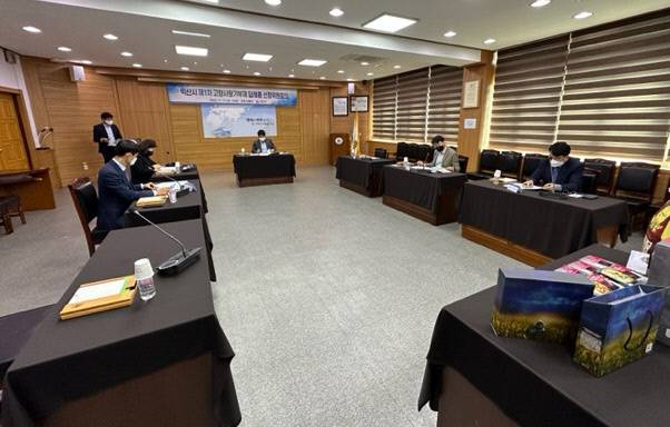 익산시는 고향사랑기부제 시행을 대비해 익산답례품 선정위원회를 열고 답례품 12개를 결정했다.