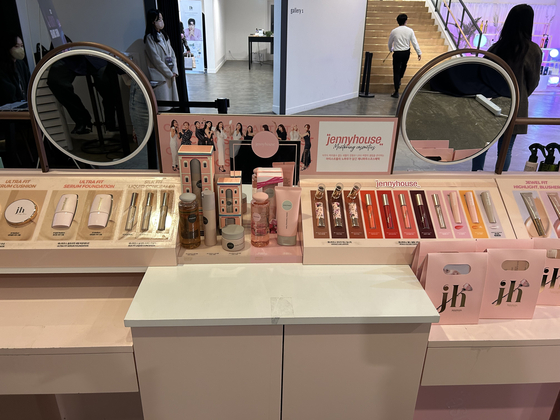 Local salon and cosmetics brand jennyhouse's booth during the 2022 K-Beauty Brands Show. Visitors were free to try out its products. [SHIN MIN-HEE]