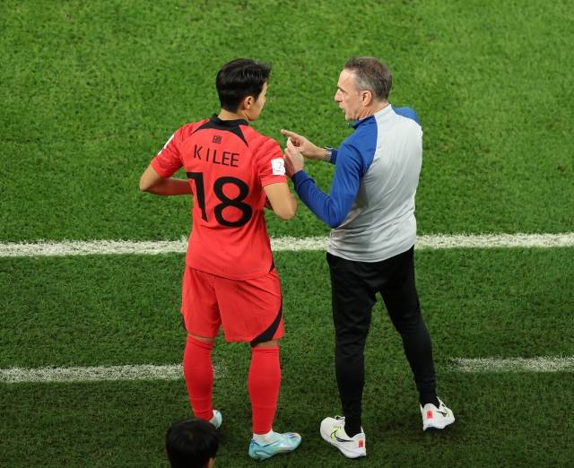 28일 오후 카타르 알라이얀의 에듀케이션 시티 스타디움에서 열린 2022 카타르 월드컵 조별리그 H조 2차전 대한민국과 가나의 경기. 후반 교체 투입되는 이강인에게 벤투 감독이 전술을 설명하고 있다. 연합뉴스