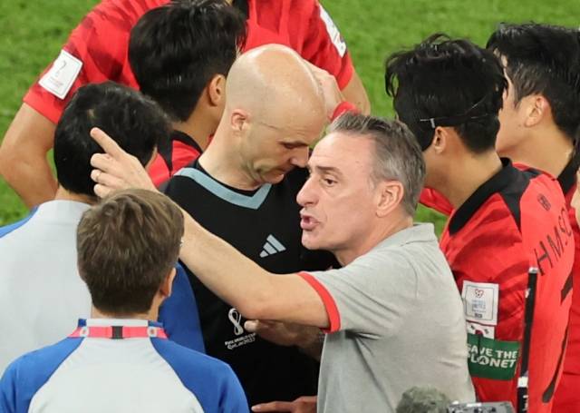 28일 오후(현지시간) 카타르 알라이얀의 에듀케이션 시티 스타디움에서 열린 2022 카타르 월드컵 조별리그 H조 2차전 대한민국과 가나의 경기. 파울루 벤투 감독이 이른 경기 종료 선언에 대해 거칠게 항의하다가 레드카드를 받은 뒤 항의하고 있다. 연합뉴스