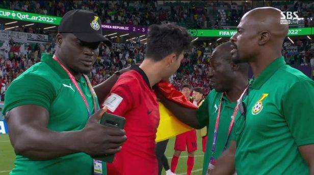 2022 카타르 월드컵 조별리그 H조 2차전 대한민국과 가나와의 경기 종료 후 손흥민과 '셀카'를 찍는 포즈를 취한 가나 대표팀 스태프. SBS 화면 캡처