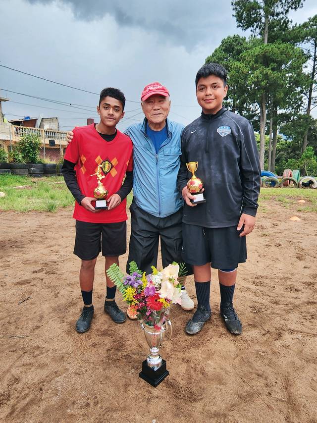 홍 선교사가 지방대회에서 우승한 축구팀원들과 기념촬영하는 모습. 축구팀은 지난달 홍 감독이 없는 사이 대회에 출전해 우승을 차지했다. 홍속렬 선교사 제공