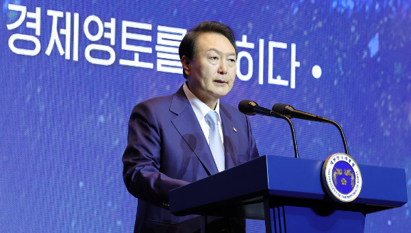 윤석열 대통령이 28일 서울 서초구 반포동 JW메리어트 호텔 서울에서 열린 미래 우주 경제 로드맵 선포식에서 대한민국이 우주경제 강국으로 도약하기 위한 2045년까지의 정책방향을 담은 로드맵을 발표하고 있다. 대통령실사진기자단