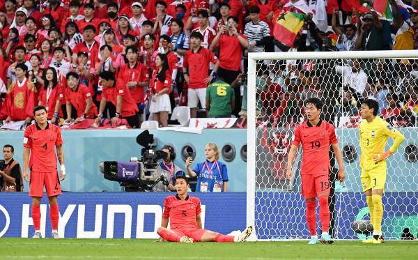 한국 축구대표팀 선수들이 28일(한국시간) 카타르 알라이얀에서 열린 2022 카타르월드컵 조별리그 H조 2차전에서 가나에 첫번째 실점을 기록한 뒤 허망한 표정을 짓고 있다. 한국은 가나와 접전 끝에 2대 3으로 패했다. 알라이얀=최현규 기자