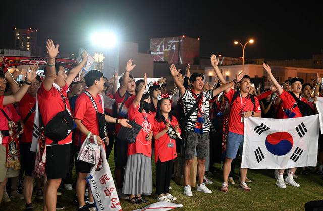2022 카타르월드컵 조별리그 H조 2차전 가나와의 경기를 앞둔 27일(현지시간) 카타르 도하의 전통시장인 ‘수크 와키프’ 인근 한국홍보관 앞에서 붉은악마 응원단이 현지 교민들과 함께 열띤 응원전을 펼치고 있다. 도하=최현규 기자
