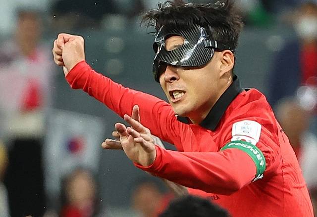 28일 오후(현지시간) 카타르 알라이얀의 에듀케이션 시티 스타디움에서 열린 2022 카타르 월드컵 조별리그 H조 2차전 대한민국과 가나의 경기. 대한민국 대표팀 손흥민이 헤더슛을 하자 마스크가 틀어지고 있다. 연합뉴스