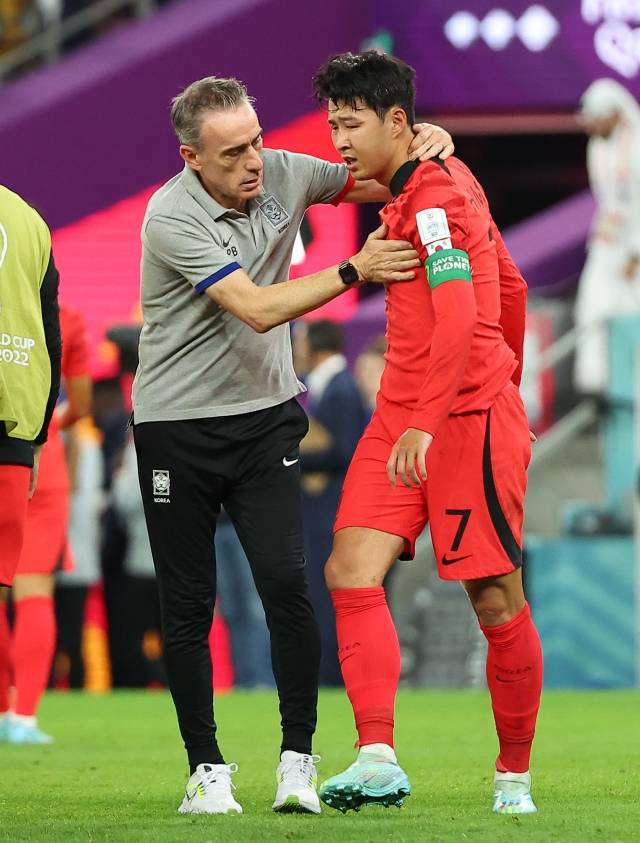 28일 오후(현지시간) 카타르 알라이얀의 에듀케이션 시티 스타디움에서 열린 2022 카타르 월드컵 조별리그 H조 2차전 대한민국과 가나의 경기. 2-3으로 경기가 종료되자 벤투 감독이 손흥민을 위로하고 있다. 연합뉴스