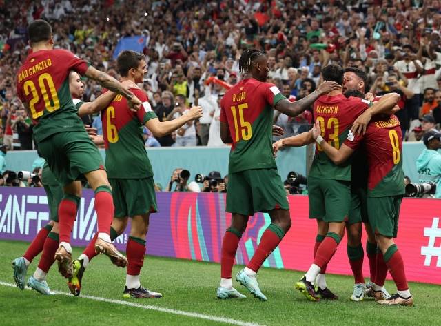 28일 오후(현지시간) 카타르 루사일 스타디움에서 열린 2022 카타르 월드컵 조별리그 H조 2차전 포르투갈 대 우루과이 경기. 포르투갈 브루누 페르난드스가 페널티킥으로 쐐기골을 넣은 뒤 동료들과 기쁨을 나누고 있다. 연합뉴스