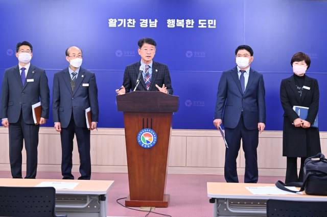 28일 오후 도청 프레스센터에서 신대호 경남도 서부지역본부장이 우주항공청 사천 설립 등 정부의 미래 우주경제 로드맵 발표에 대한 브리핑을 하고 있다. 경남도 제공