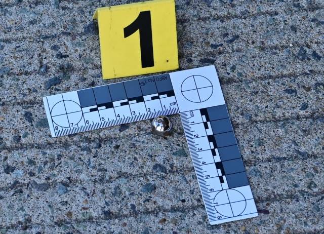 11월 26일 오전 7시13분쯤 비조합원 기사가 운행 중인 화물차에 쇠구슬이 날아와 해당 기사가 유리파편에 부상을 입는 사건이 발생했다. 경찰은 범행 현장 인근에서 쇠구슬 2개를 확보했다. 사진=부산 강서경찰서  사진=부산강서경찰서