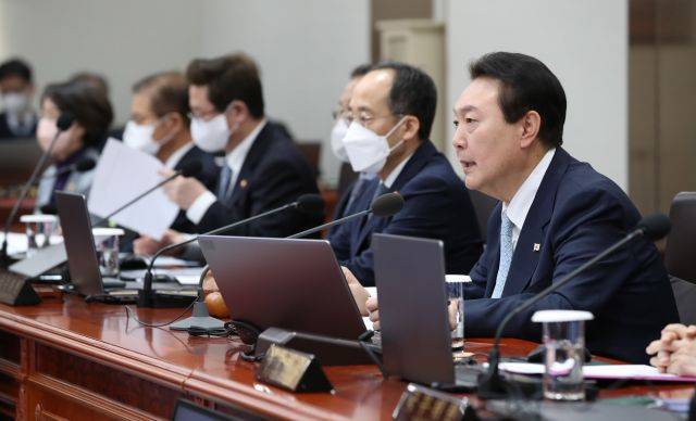 윤석열 대통령이 화물연대 집단운송거부 사태 관련 업무개시명령을 심의하기 위해 29일 서울 용산 대통령실 청사에서 열린 국무회의에 참석, 발언하고 있다. [대통령실통신사진기자단]