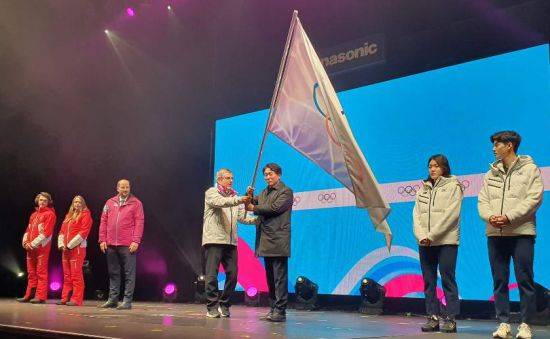 2020년 1월 22일 스위스 로잔에서 열린 제3회 동계청소년올림픽 폐회식에서 김성호 전 강원도 행정부지사가 토마스 바흐 국제올림픽위원회(IOC) 위원장으로부터 제4회 동계청소년올림픽 대회기를 전달받고 있다. 강원도 제공