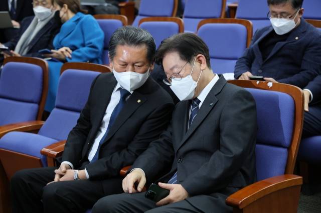 더불어민주당 이재명 대표(오른쪽)가 29일 오후 국회에서 열린 제121차 의원총회에 앞서 정청래 최고위원과 대화하고 있다. 연합뉴스