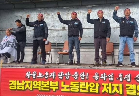 29일 오후 2시 민주노총 공공운수노조 화물연대 경남본부 간부들이 마산 가포신항 인근에서 업무개시명령 등 정부 탄압에 맞서 삭발식을 하고 있다. 화물연대 경남본부 제공