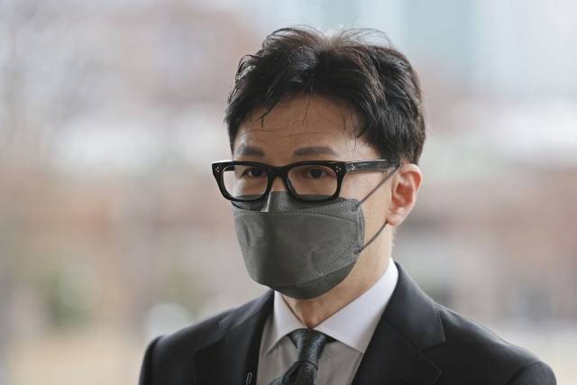 한동훈 법무부 장관이 28일 오전 정부과천청사 법무부로 출근하며 취재진 질문에 답하고 있다. 연합뉴스.