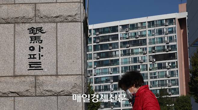 은마아파트 재건축 계획안이 통과된지 하루가 지난달 20일 오전 서울 강남구 은마아파트 단지의 모습. [박형기 기자]