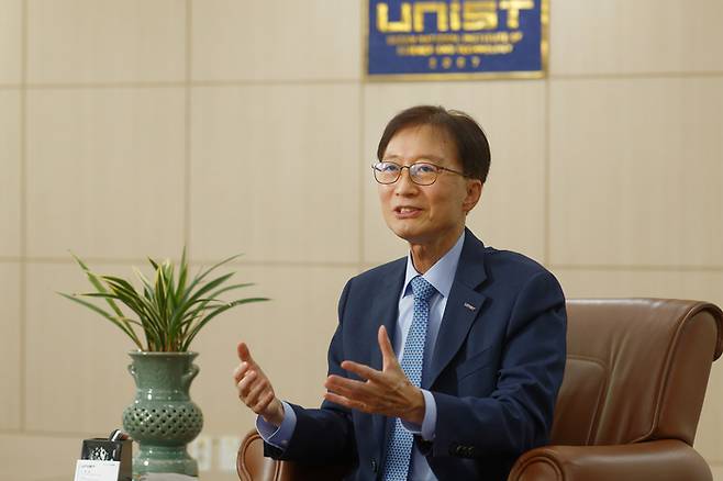 이용훈 UNIST 총장은 대학 창업 기업이 미국에 곧바로 미국에 진출할 수 있는 플랫폼을 만들겠다고 밝혔다. 이 총장이 UNIST 비전에 대해 설명하고 있다. <사진 출처=UNIST>
