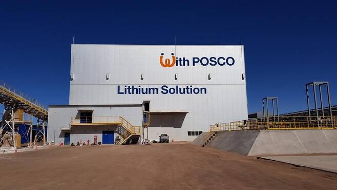POSCO홀딩스는 아르헨티나 염수 리튬 상용화 공장의 2단계 투자를 확정했다고 지난 11일 밝혔다. 사진은 아르헨티나에 건설된 포스코 데모플랜트. [출처 : 연합뉴스]