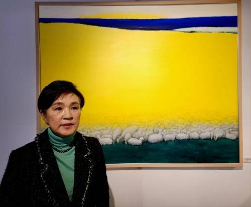 이현 작가의 작품 앞에 선 강금실 지구와사람 재단 이사장 <이한나기자>