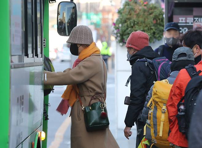 29일 북서쪽에서 찬 공기가 남하하면서 낮 기온이 4~10도가량 낮을 것으로 보인다. 사진은 지난 27일 서울 종로구 광화문네거리 일대에서 두꺼운 옷을 입은 시민들이 버스에 오르는 모습. /사진=뉴스1