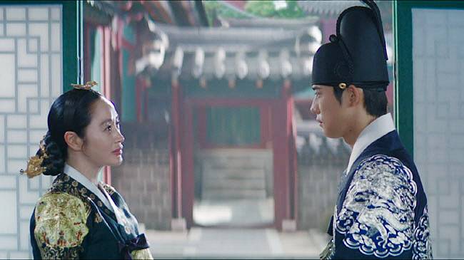 tvN ‘슈룹’의 화령(사진 왼쪽)과 성남대군(오른쪽)은 중전과 세자라는 위치를 떠나 어미와 아들로서 서로를 이해하고 진심으로 화합한다. 아들을 세자로 책봉시키기 위한 어미의 고군분투를 담은 ‘슈룹’은 ‘조선판 SKY캐슬’이라 불렸다.